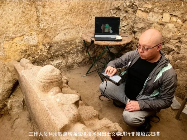 [Typical Case] Beijing, China · Digital Technology Empowers China-Egypt Joint Archaeology_fororder_工作人员利用微痕增强成像技术对出土文物进行非接触式扫描