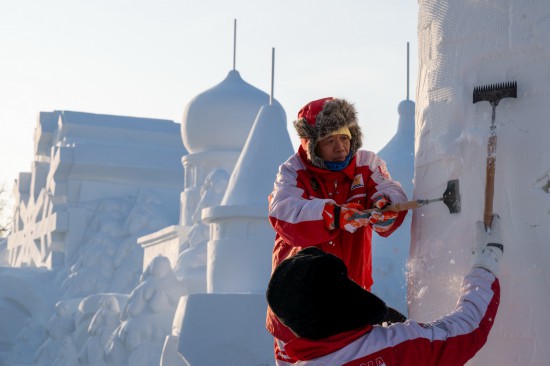 第27届哈尔滨国际雪雕比赛开铲