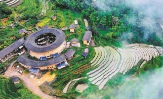 龙岩永定：耕种时节 圆形土楼与层叠梯田相映成趣