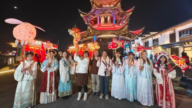 【2025打卡中国】一秒穿越！外国网红闯入徽州鱼灯幻境 满眼都是惊艳