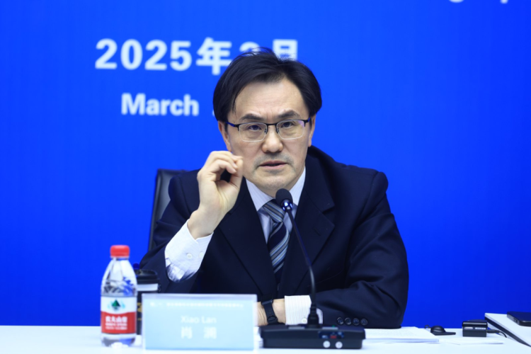 聚焦未来数字新空间 创意中心咨询委员会在京举行 Se concentrer sur l'avenir des nouveaux espaces numériques : tenue de la réunion du comité consultatif de l'ICCSD à Beijing   与会专家和工作人员合影 Photo de groupe des experts et du personnel présents  2025年3月30日，联合国教科文组织国际创意与可持续发展中心（下文简称“创意中心”）咨询委员会会议在北京设计之都大厦召开。咨询委员们和与会嘉宾围绕“创新未来数字新空间，加强可持续发展和文化表达”主题进行了深入讨论，并为创意中心工作计划与国际资源拓展建言献策。 Le 30 mars 2025, le Conseil consultatif du Centre international pour la créativité et le développement durable de l'UNESCO (ci-après dénommé « ICCSD ») s'est réuni au bâtiment World Design Capital à Beijing. Les membres du comité consultatif et les invités présents ont eu des discussions approfondies autour du thème « Innover dans les nouveaux espaces numériques du futur, renforcer le développement durable et l'expression culturelle », et ont proposé des suggestions pour le plan de travail de l'ICCSD et l'expansion des ressources internationales.   会议现场 Site de la réunion  创意中心执行主任肖澜，创意中心咨询委员会主席、华南理工大学荣誉教授汉斯·道维勒主持会议。全球文化网络总裁、华南理工大学与山东工艺美术学院客座教授梅里·马达沙希，英国皇家学会工艺院院士、海南大学客座教授李诚，世界贸易网点联盟亚太区总干事卡洛琳娜·昆塔娜，奥地利林茨电子艺术中心艺术节与展览部总经理维罗妮卡•利布尔，中国社会科学院研究员、中国政策科学研究会文化政策专业委员会主任张晓明，北京师范大学文化创新与传播研究院副院长杨越明教授，中国中小商业企业协会国际专家委员、中国前驻法国领事杨宝珍，对外经济贸易大学马克思主义学院院长助理王宇航教授等来自6个国家的10位咨询委员和专家出席会议。 Xiao Lan, directeur exécutif de l'ICCSD, et Hans d'Orville, président du comité consultatif de l'ICCSD et professeur émérite à l'Université de technologie du Sud de la Chine, ont présidé la réunion. Dix experts et membres du comité consultatif issus de six pays ont assisté à la réunion, parmi lesquels : le Professeur Mehri Madarshahi, présidente de Global Culture Network et professeur invitée à l'Université de technologie du Sud de la Chine et à l'Université d'art et de design du Shandong, le Professeur Richard Leaver, membre de Royal Society of Arts et professeur invité à l'Université de Hainan, Carolina Quintana, directrice générale pour la région Asie-Pacifique de World Trade Point Federation, Veronika Liebl, directrice générale de la division des festivals, des prix et des expositions du centre Ars Electronica de Linz en Autriche, Zhang Xiaoming, chercheur à l'Académie chinoise des sciences sociales et directeur du Comité des politiques culturelles de l'Association chinoise des sciences politiques, le Professeur Yang Yueming, directrice adjointe de l'Institut d'innovation culturelle et de communication de l'Université normale de Beijing, Yang Baozhen, membre expert international de l'Association chinoise des petites et moyennes entreprises commerciales, et ancienne consule générale de Chine en France, et le Professeur Wang Yuhang, adjoint au directeur de l'École du marxisme de l'Université de commerce international et d'économie.   创意中心执行主任肖澜致辞 Discours de Xiao Lan, directeur exécutif de l'ICCSD  肖澜主任在致辞中表示，感谢与会嘉宾对中心主办的第四届创意2030国际论坛的大力支持，专家们的精彩发言为数字时代的文化多样性保护提供了重要启示。本次咨询委员会围绕“创新未来数字空间”主题展开探讨，这一重要命题需要各方协作共同推进，创意中心愿为此搭建交流互鉴的桥梁。同时，肖澜表示，创意中心未来将深化使命定位，期待持续得到专家们的支持与合作。 Dans son discours, Xiao Lan a exprimé sa gratitude envers les invités présents pour leur soutien à la 4e édition de « Forum international de la créativité 2030 » organisé par l'ICCSD, soulignant que les interventions des experts avaient fourni des éclairages importants pour la protection de la diversité culturelle à l'ère numérique. Le comité consultatif a centré ses discussions sur le thème « Innover dans les espaces numériques du futur », un sujet clé nécessitant la collaboration de toutes les parties prenantes. Xiao Lan a affirmé que l'ICCSD était disposé à jouer un rôle de passerelle pour l'échange et l'apprentissage mutuel. Il a précisé que l'ICCSD allait approfondir sa mission et qu'il attendait avec impatience un soutien et une coopération continus de la part des experts.    创意中心咨询委员会主席、华南理工大学荣誉教授汉斯·道维勒发言 Discours de Hans d'Orville, président du comité consultatif de l'ICCSD et professeur émérite à l'Université de technologie du Sud de la Chine   汉斯·道维勒主持会议并作主旨发言。他强调了“未来数字空间”对可持续发展、文化创意及文化表达多样性的重要意义，指出数字技术与文化的融合能够推动产业遗产复兴，促进城市可持续发展，为艺术家、工程师等不同领域人才搭建创新合作平台。他特别提及科幻不仅是娱乐载体，更是激发想象力的文化表达方式，呼应了联合国教科文组织对文化多样性保护的倡导。 Hans d'Orville a présidé la réunion et a prononcé le discours d'ouverture. Il a souligné l'importance des « espaces numériques du futur » pour le développement durable, la créativité culturelle et la diversité de l'expression culturelle, précisant que la fusion des technologies numériques et de la culture pourrait stimuler la renaissance du patrimoine industriel, promouvoir le développement durable des villes et créer une plateforme de collaboration innovante pour les artistes, ingénieurs et autres talents issus de divers domaines. Il a particulièrement évoqué le rôle de la science-fiction, non seulement en tant que moyen de divertissement, mais aussi en tant que forme d'expression culturelle qui stimulait l'imagination, répondant ainsi à l'appel de l'UNESCO pour la protection de la diversité culturelle.   全球文化网络总裁、华南理工大学与山东工艺美术学院客座教授梅里·马达沙希发言 Discours de Mehri Madarshahi, présidente de Global Culture Network et professeur invitée à l'Université de technologie du Sud de la Chine et à l'Université d'art et de design du Shandong  会上，众多专家结合自身专业领域分享了深刻见解。梅里·马达沙希指出，数字空间已成为人类生活的基础环境，数字创新应服务于价值导向。她详细介绍了阐述了数字空间对实现联合国可持续发展目标的关键作用，同时列举了在目标4优质教育、目标8体面就业和经济增长、目标11城市可持续发展、目标13气候行动等多个领域的具体应用案例，强调科技创新需与可持续发展目标紧密结合，同时注重包容性和伦理规范。梅里·马达沙希表示，每次技术进步都须指向更公平、繁荣的世界愿景。 Lors de la réunion, de nombreux experts ont partagé des réflexions approfondies en fonction de leurs domaines d'expertise respectifs. Mehri Madarshahi a souligné que l'espace numérique est devenu un environnement fondamental de la vie humaine et que l'innovation numérique devait être orientée par des valeurs. Elle a présenté en détail le rôle clé de l'espace numérique dans la réalisation des Objectifs de développement durable des Nations Unies. Elle a aussi cité des exemples concrets d'application dans plusieurs domaines, notamment l'objectif 4 sur l'éducation de qualité, l'objectif 8 sur le travail décent et la croissance économique, l'objectif 11 sur les villes et communautés durables et l'objectif 13 sur la lutte contre les changements climatiques. Elle a insisté sur la nécessité de lier étroitement l'innovation technoscientifique aux objectifs de développement durable, tout en mettant l'accent sur l'inclusion et l'éthique. Mehri Madarshahi a souligné que chaque avancée technologique devait servir une vision d'un monde plus équitable et prospère.   奥地利林茨电子艺术中心艺术节与展览部总经理维罗妮卡•利布尔发言 Discours de Veronika Liebl, directrice générale de la division des festivals, des prix et des expositions du centre Ars Electronica de Linz en Autriche  维罗妮卡·利布尔结合奥地利林茨从钢铁之都到联合国教科文组织媒体艺术之都的城市发展转型实践，分享了在数字环境下塑造未来艺术空间的战略路径。她提出，应促进文化组织间的合作，展示多样化的文化表达成果，通过跨领域协作推动社会效益；加强学术界与文化机构的联动合作，推动创新项目发展；重视艺术表达对科技创新的催化作用，鼓励跨学科交流。 Veronika Liebl a partagé l'expérience de la transformation urbaine de Linz, qui est passée d'une ville sidérurgique à une ville des arts numériques désignée par l'UNESCO. Elle a exposé des pistes stratégiques pour façonner l'espace artistique du futur dans un environnement numérique. Elle a proposé de renforcer la coopération entre les organisations culturelles afin de valoriser la diversité des expressions culturelles et d'accroître les bénéfices sociaux grâce à la collaboration interdisciplinaire. Ensuite, elle a suggéré de renforcer les liens entre le monde académique et les institutions culturelles pour favoriser le développement de projets innovants. Enfin, elle a souligné le rôle catalyseur de l'expression artistique dans l'innovation technologique et a encouragé les échanges interdisciplinaires.   著名导演、上海交通大学教授胡雪桦视频发言 Discours en visioconférence de Hu Xuehua, célèbre réalisateur et professeur à l'université Jiao Tong de Shanghai  著名导演、上海交通大学教授胡雪桦通过视频发言。胡雪桦导演从影视创作角度剖析AI时代的技术变革。他指出，未来数字电影将为电影行业格局带来巨大变化。针对教育领域，他强调学生需重视基础认知构建，培养信息甄别与自我管理能力，同时积极拥抱人工智能技术，既要理解科学技术的底层逻辑，更需将其转化为文化创作工具。 Hu Xuehua, célèbre réalisateur et professeur à l'Université Jiao Tong de Shanghai, est intervenu par message vidéo. Il a analysé les transformations technologiques à l'ère de l'intelligence artificielle (IA) sous l'angle de la création cinématographique. Il a souligné que le cinéma numérique du futur entraînerait de profonds bouleversements dans l'industrie cinématographique. Concernant l'éducation, il a insisté sur la nécessité, pour les étudiants, de construire une base cognitive solide, de développer leur capacité à trier l'information et à gérer leur apprentissage de manière autonome. Il a également encouragé une adoption active des technologies de l'IA, tout en insistant sur l'importance de comprendre la logique sous-jacente des sciences et technologies, et de les transformer en outils de création culturelle.   英国皇家学会工艺院院士、海南大学客座教授李诚发言 Discours du Professeur Richard Leaver, membre de Royal Society of Arts et professeur invité à l'Université de Hainan  李诚教授探讨了未来数字空间与物理空间的融合趋势，以及如何运用数字孪生等技术推动可持续发展的路径。他建议北京充分利用文化底蕴深厚、人工智能行业领先和创意产业集积聚等优势，加强文化与科技的协同联动，构建数字化智慧城市，以应对城市发展挑战。同时他强调，在发展生成式人工智能时还应重视保护传统文化，以实现数字创新与传统智慧的共生共荣。 Le professeur Richard Leaver a exploré la tendance à l'intégration entre l'espace numérique du futur et l'espace physique, ainsi que les moyens d'utiliser des technologies comme le jumeau numérique pour favoriser le développement durable. Il a suggéré que Beijing exploitait pleinement ses atouts, notamment son riche patrimoine culturel, sa position de leader dans l'industrie de l'IA, ainsi que son écosystème dynamique dans l'industrie créative. Il a également préconisé un renforcement de la synergie entre culture et technologie pour construire une ville intelligente et numérique capable de relever les défis du développement urbain. De plus, il a souligné l'importance de préserver les cultures traditionnelles dans le développement de l'IA générative, afin de garantir une cohabitation harmonieuse entre l'innovation numérique et la sagesse traditionnelle.   北京师范大学文化创新与传播研究院副院长杨越明教授发言 Discours du Professeur Yang Yueming, directrice adjointe de l'Institut d'innovation culturelle et de communication de l'Université normale de Beijing  杨越明教授结合开展2005年《保护和促进文化多样性公约》相关项目经验，深入分析了可持续发展框架下文化发展的挑战：一是需要明确化文化对社会经济的贡献；二是厘清“文化多样性”与“文化表达多样性”的区别，前者强调保护多元存在，后者侧重技术赋能下的创新呈现方式。她强调了创意中心在此领域的目标和使命，希望能够促进提升数字时代文化价值认知，同时普及数字工具，搭建技术专家与艺术家的协作平台。 Se basant sur son expérience dans la mise en œuvre de projets liés à la Convention sur la protection et la promotion de la diversité des expressions culturelles de 2005, le Professeur Yang Yueming a analysé les défis du développement culturel dans le cadre du développement durable. Premièrement, elle a souligné la nécessité de clarifier la contribution de la culture au développement socio-économique. Deuxièmement, elle a distingué les notions de « diversité culturelle » et de « diversité des expressions culturelles » : la première met l'accent sur la préservation de la pluralité des cultures, tandis que la seconde se concentre sur l'innovation dans la présentation des expressions culturelles grâce aux technologies. Elle a mis l'accent sur les objectifs et la mission de l'ICCSD, qui vise à améliorer la reconnaissance de la valeur culturelle à l'ère numérique, et a exprimé l'espoir de voir se multiplier les plateformes collaboratives entre experts techniques et artistes, favorisant ainsi la démocratisation des outils numériques.   世界贸易网点联盟亚太区总干事卡洛琳娜·昆塔娜发言 Discours de Carolina Quintana, directrice générale pour la région Asie-Pacifique de World Trade Point Federation  卡洛琳娜·昆塔娜分享了国际组织视角下文化创意产业的发展情况。她高度评价中国在文化科技融合领域的实践，认为创意中心发起的创意2030国际论坛、数字环境下保护与促进文化多样性案例征集等活动能够对其他国家，尤其是拉丁美洲、非洲国家起到前沿借鉴作用。同时强调各国在技术水平和文化交流方面仍存在差距，她呼吁加强国际合作与经验分享，将中国数字文化发展模式纳入全球治理框架，促进全球文化创意产业的平衡发展。 Carolina Quintana a partagé son analyse sur le développement des industries culturelles et créatives du point de vue des organisations internationales. Elle a salué les pratiques de la Chine en matière d'intégration entre culture et technologie, estimant que des initiatives de l'ICCSD, telles que le Forum international Créativité 2030 et l'appel à projets sur la protection et la promotion de la diversité culturelle dans l'environnement numérique, pouvaient servir de référence pour d'autres pays, en particulier ceux d'Amérique latine et d'Afrique. En outre, elle a souligné les disparités persistantes entre les pays en matière de développement technologique et d'échanges culturels, appelant à un renforcement de la coopération internationale et du partage d'expériences. Elle a plaidé pour que le modèle chinois de développement de la culture numérique dans le cadre de la gouvernance mondiale afin de favoriser un développement équilibré des industries culturelles et créatives à l'échelle mondiale.   中国社会科学院研究员、中国政策科学研究会文化政策专业委员会主任张晓明发言 Discours de Zhang Xiaoming, chercheur à l'Académie chinoise des sciences sociales et directeur du Comité des politiques culturelles de l'Association chinoise des sciences politiques  张晓明研究员结合自身经历，讲述了首钢园的变迁，并从理论研究角度阐述了数字技术对文化数字化的深刻影响。他指出，未来数字空间将带来全新生活方式，应积极重视文化资源数字化的重要性，同时以云南多元文化生态和网络文学创作生态为例，揭示数字技术如何赋能全民文化生产。 Se basant sur sa propre expérience, le chercheur Zhang Xiaoming a relaté la transformation du parc Shougang et a expliqué, d'un point de vue théorique, l'impact profond des technologies numériques sur la numérisation de la culture. Il a souligné que l'espace numérique du futur engendrerait de nouveaux modes de vie et qu'il était crucial d'accorder une attention particulière à la numérisation des ressources culturelles. Il a illustré son propos à travers l'exemple de l'écosystème culturel diversifié du Yunnan et de la création littéraire en ligne, montrant comment les technologies numériques permettent à chacun de contribuer à la production culturelle.   中国中小商业企业协会国际专家委员、中国前驻法国领事杨宝珍发言 Discours de Yang Baozhen, membre expert international de l'Association chinoise des petites et moyennes entreprises commerciales, et ancienne consule générale de Chine en France   杨宝珍聚焦女性在数字时代的发展，介绍了数字技术在促进女性就业、教育、参与社会治理等方面的积极作用，并对未来数字空间建设提出了加强数字基础设施建设、文化资源数字化、培育“文化+科技”新业态、深化国际协作、完善数字治理机制等建议。 Yang Baozhen s'est concentrée sur le rôle des femmes à l'ère numérique, mettant en lumière l'impact positif des technologies numériques sur la promotion de l'emploi féminin, l'éducation féminine et leur participation à la gouvernance sociale. Elle a également formulé plusieurs recommandations pour la construction des futurs espaces numériques, notamment le renforcement des infrastructures numériques, la numérisation des ressources culturelles, le développement de nouveaux modèles commerciaux alliant culture et technologie, l'approfondissement de la coopération internationale et l'amélioration des mécanismes de gouvernance numérique.    对外经济贸易大学马克思主义学院院长助理王宇航教授发言 Discours du Professeur Wang Yuhang, adjoint au directeur de l'École du marxisme de l'Université de commerce international et d'économie   王宇航教授结合国际经贸与青年教育相关经验指出，传统课堂需从知识灌输转向价值创造，通过人文关怀激活学生情感认知，培养人工智能无法替代的创意内核。他建议高校联动城市资源打造经贸与人文融合的实践平台，并借助虚拟技术构建全球青年可持续发展交流网络，使学生在跨文化体验中理解创意与商业的共生逻辑。 Le Professeur Wang Yuhang, s'appuyant sur son expérience en commerce international et en éducation des jeunes, a souligné que l'enseignement traditionnel devait évoluer, passant d'une approche basée sur la transmission du savoir à une approche axée sur la création de valeur. Il a insisté sur l'importance de l'empathie humaine pour éveiller la perception émotionnelle des étudiants et développer une créativité essentielle, que l'intelligence artificielle ne pouvait remplacer. Il a suggéré que les universités collaboraient avec les ressources urbaines pour créer des plateformes pratiques intégrant commerce et culture. Il a aussi proposé d'utiliser la technologie virtuelle pour établir un réseau mondial d'échanges entre les jeunes sur le développement durable, afin de leur permettre de comprendre, à travers des expériences interculturelles, la relation symbiotique entre créativité et commerce.  此次咨询委员会会议为数字科技与文化创意的融合发展提供了广阔的交流平台，与会专家从不同角度，探索了构建未来数字新空间的实践路径。专家们的深入探讨为创意中心未来工作指明了方向，也为保护与促进文化多样性、全球可持续发展贡献了智慧与力量。创意中心下一步将与奥地利林茨电子艺术中心、世界贸易网点联盟加深合作。 Cette réunion du comité consultatif a offert une large plateforme d'échanges sur l'intégration de la technologie numérique et de la créativité culturelle. Les experts présents ont exploré, sous différents angles, les moyens pratiques de construire les nouveaux espaces numériques du futur. Leurs discussions approfondies ont non seulement orienté les actions futures de l'ICCSD, mais ont aussi contribué à la préservation et à la promotion de la diversité culturelle ainsi qu'au développement durable à l'échelle mondiale. Lors de la prochaine étape, l'ICCSD approfondira sa collaboration avec le centre Ars Electronica de Linz en Autriche, ainsi qu'avec World Trade Point Federation._fororder_3