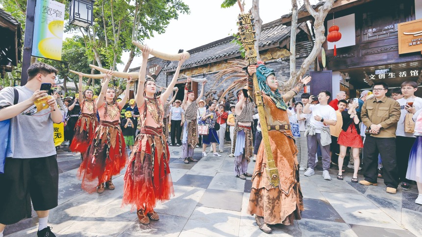 四川成都：在宽窄巷子，转角遇“戏”