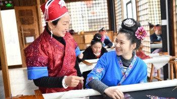 [Demonstration Case] Guizhou, China · AI Creative Empowerment and Industrial Integration Demonstration Project of Miao Embroidery in Shibing County_fororder_贵州省级非遗苗绣传承人龙禄颖指导年青一代进行刺绣学习2