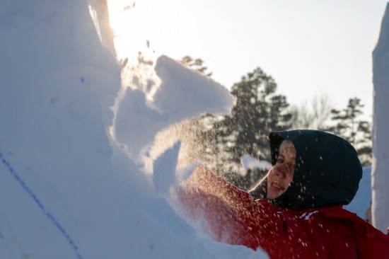第27届哈尔滨国际雪雕比赛开铲