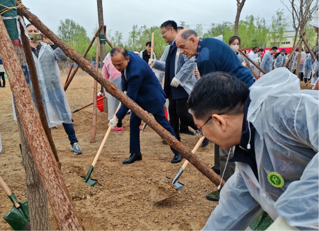 厚植友谊共建绿意 50国友人在京种下国际友好林_fororder_图片2