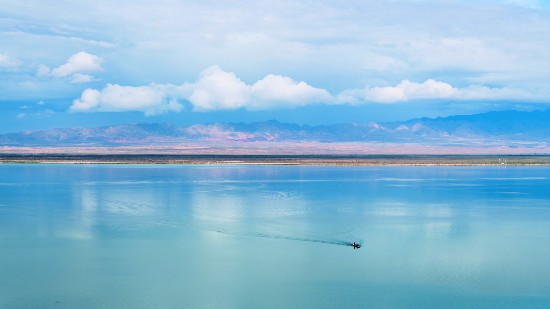 青海可鲁克湖：水天一色的宁静世界