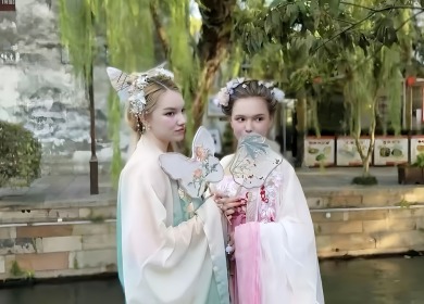 【“中国游记”第一季㊴】老外汉服换装玩“穿越”，把“东方美”直接穿身上！_fororder_d953b16a652c8aa9ee40d773710ed3e
