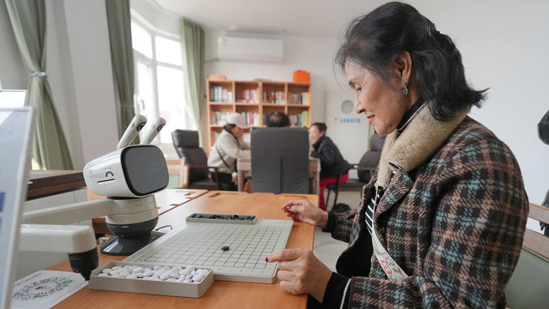 Beijing E-Town inaugure la première station de services pour personnes âgées équipée de robots au monde