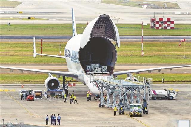“大白鲸”首次飞抵深圳 肚里装了一架直升机