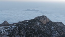 山东泰安：马年首场春雪后 日出云海绘就水墨美景