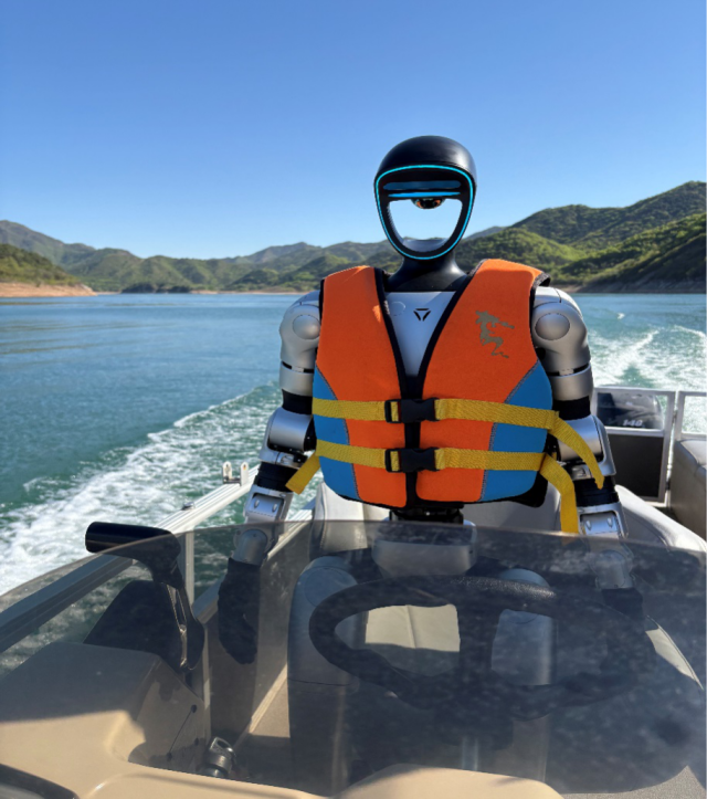 宇树机器人“入职”金海湖碧波岛 AI让文旅更智趣_fororder_机器人当航手