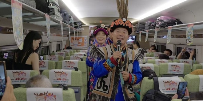 高铁票根变身 “优惠卡” 川青旅游专线主题列车首发