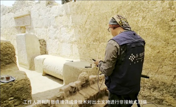 [Typical Case] Beijing, China · Digital Technology Empowers China-Egypt Joint Archaeology_fororder_工作人员利用微痕增强成像技术对出土文物进行非接触式扫描3