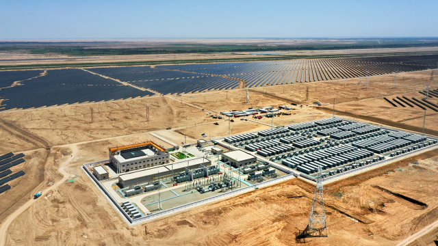 喀什光伏装机超千万千瓦 南疆能源转型加速推进_fororder_位于喀什地区莎车县的电化学储能电站。（王康 摄）