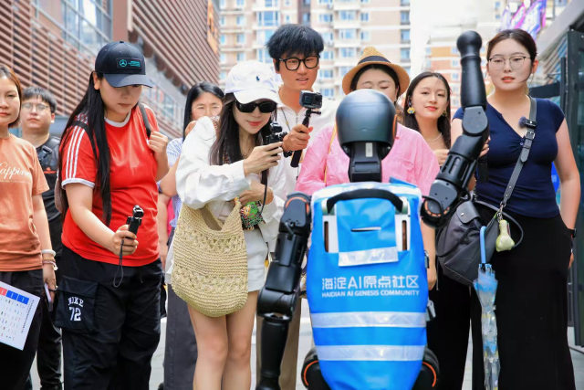 看科技与文化共舞 “万千气象看北京”网络名人海淀行活动举行_fororder_图片7