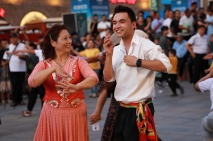 【2023打卡中国】外国网红夜游新疆大巴扎，感受乌鲁木齐“热度”（视频）