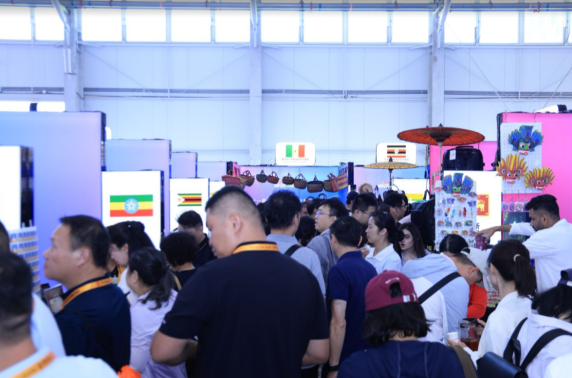 【炫彩世界】外交官化身“代言人”、炫彩风物“争奇斗艳”……这场“炫彩之旅”让人逛花眼！