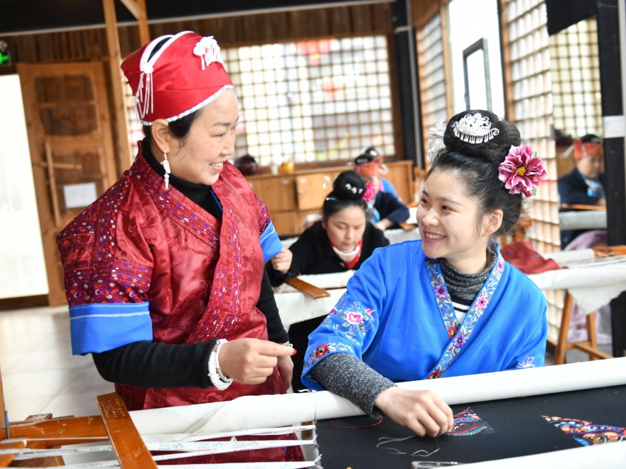 [Demonstration Case] Guizhou, China · AI Creative Empowerment and Industrial Integration Demonstration Project of Miao Embroidery in Shibing County_fororder_贵州省级非遗苗绣传承人龙禄颖指导年青一代进行刺绣学习2