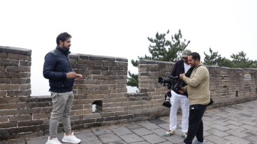 爬长城、看中超……阿拉伯摄制组溯古穿今感知魅力北京_fororder_e1489292d05c4bd382d82bdb593f3305.1346x898.640x2147483647