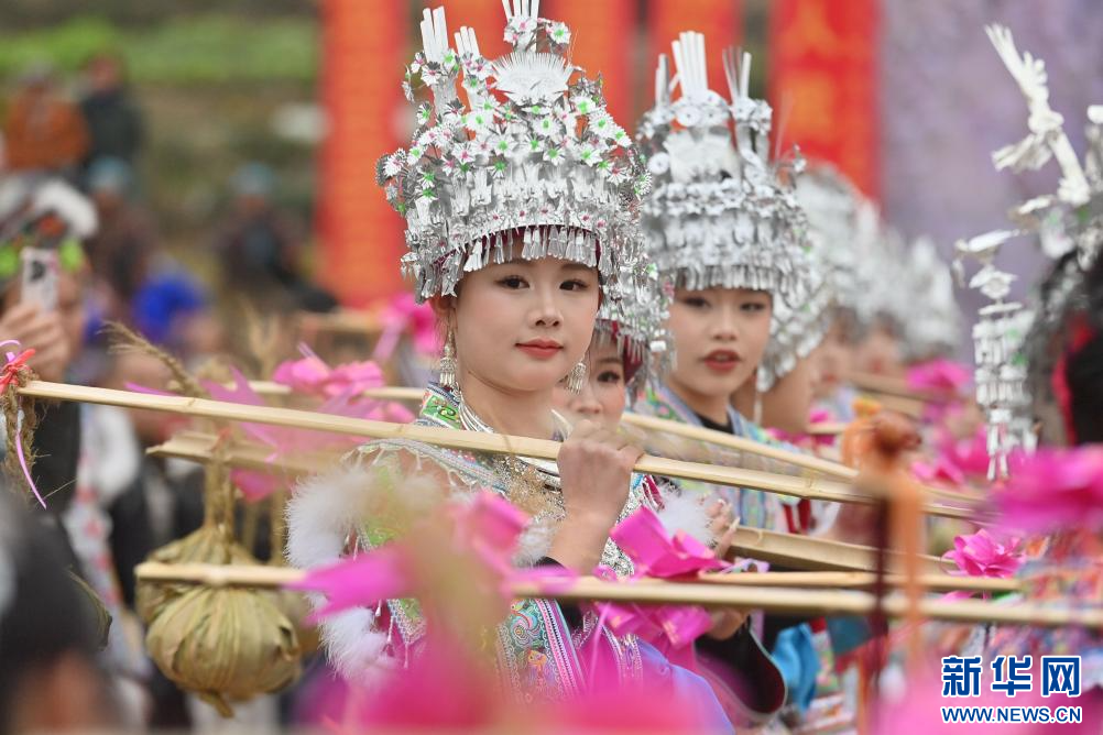 广西融水：万人同庆百鸟衣芦笙坡会