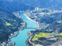 陇南市白龙江两岸春色渐浓