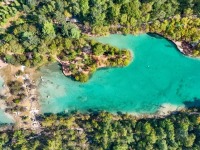 云南丽江蓝月谷 一湖湛蓝醉秋光