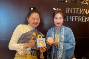 【2025打卡中国】老字号玩转“新花样” 开封非遗技艺惊艳国际友人_fororder_5c727222-7526-4bb7-83f5-ad39323afbe5.850x638