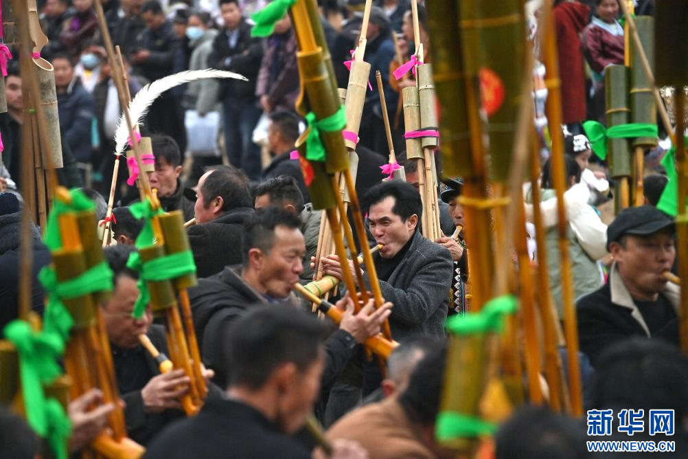 广西融水：万人同庆百鸟衣芦笙坡会