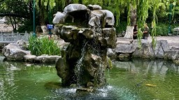 济南五龙潭月牙泉呈现“月牙飞瀑”景观 吸引市民游客打卡_fororder_e4e10db8d32c45aaa1f333307e3fc82a.720x540