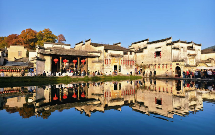 【2025打卡中国】多国网红博主在白墙黛瓦中寻觅生活的“小美好”