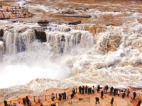 山西临汾吉县黄河壶口瀑布景区：飞瀑迎客