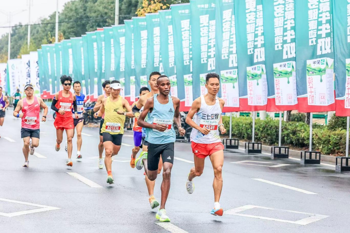 “会客天下 游跑黄山” 2024黄山马拉松鸣枪开跑 “会客天下 游跑黄山” 2024黄山马拉松鸣枪开跑