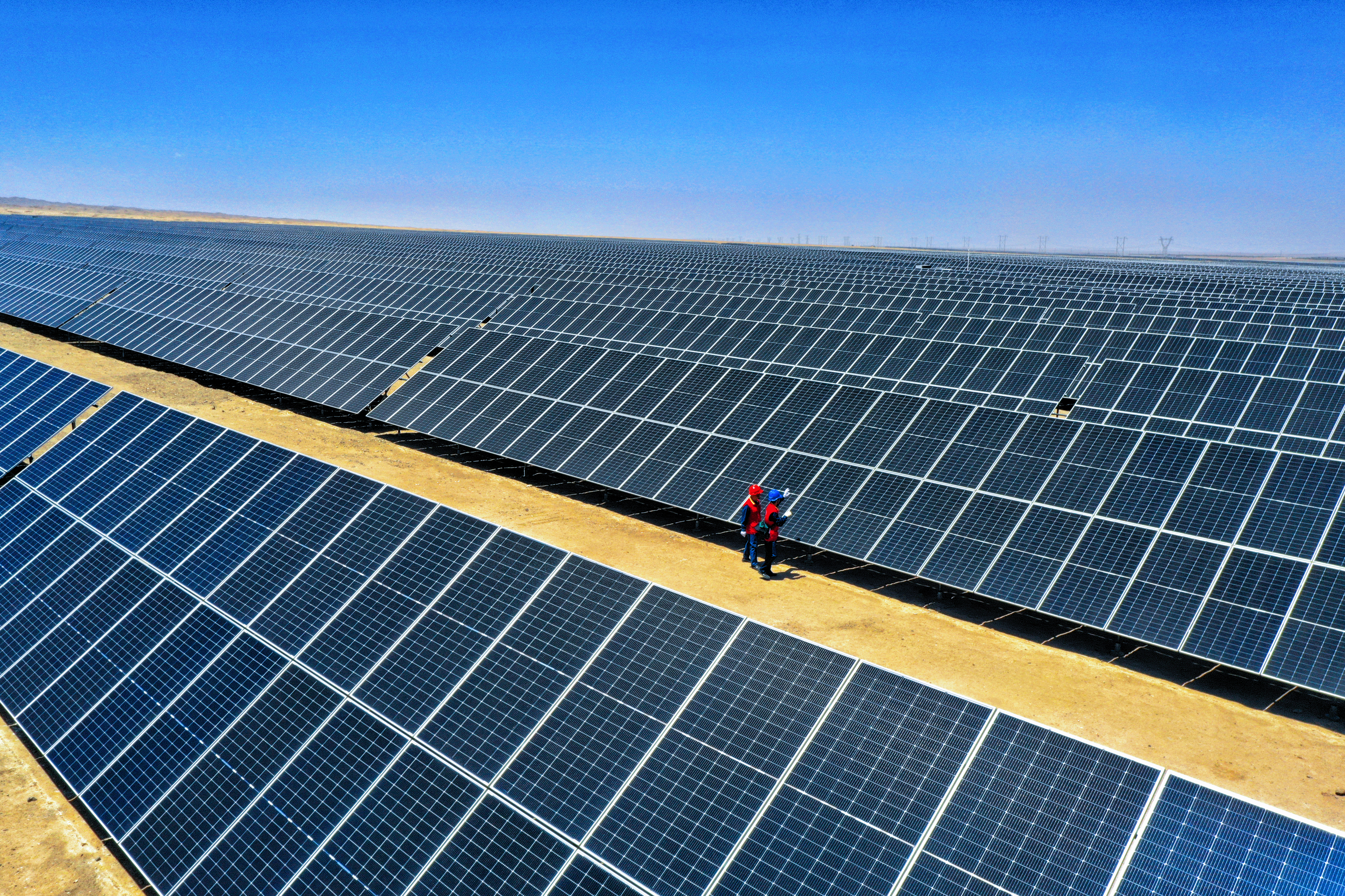 喀什光伏装机超千万千瓦 南疆能源转型加速推进_fororder_国网喀什供电公司员工走访莎车县新华光伏产业园。（王康 摄）