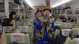 高铁票根变身 “优惠卡” 川青旅游专线主题列车首发