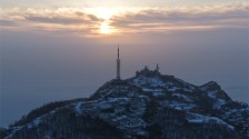 山东泰安：马年首场春雪后 日出云海绘就水墨美景