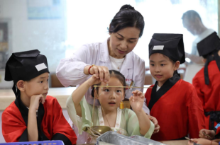 江苏淮安：感受中医药文化 丰富暑假生活_fororder_0382454926fa4c9780e2ef4bab9703cd.550x366