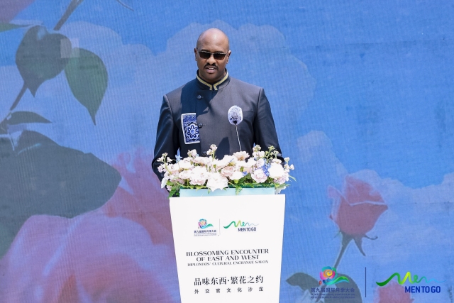 “品味东西·繁花之约”外交官文化沙龙在京举办 各国嘉宾共叙“一朵花”的力量_fororder_格林纳达大使