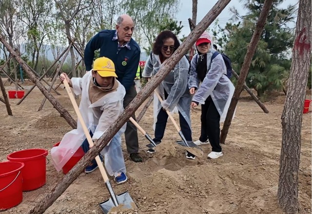 厚植友谊共建绿意 50国友人在京种下国际友好林_fororder_图片3