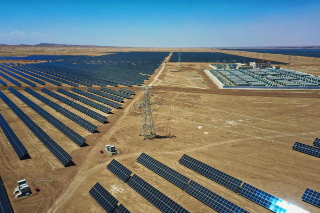 喀什光伏装机超千万千瓦 南疆能源转型加速推进_fororder_光伏送出工程。（王康 摄）