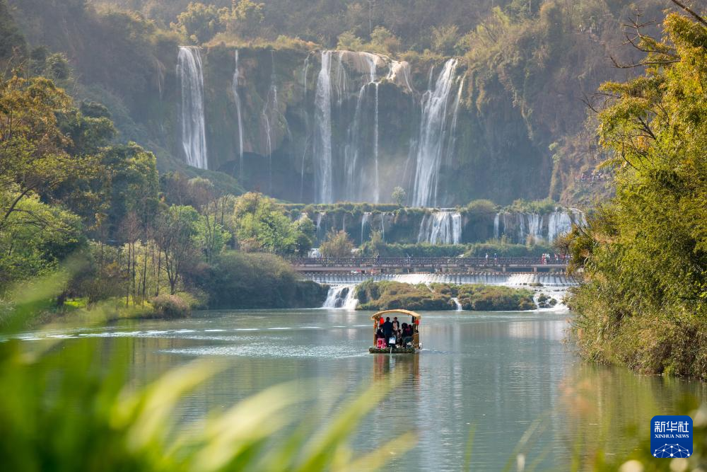 云南罗平：九龙瀑布的春日之美