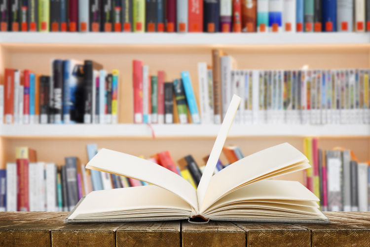 首奖50万！第四届“凤凰文学奖”全球征稿启动，特设年度青年作家奖项_fororder_摄图网_500635254_图书馆读书(企业商用)