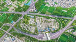 山西临汾：车在景中行 城在绿中憩