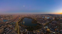 济南大明湖冬日晚照，老城新韵绘就泉城暮色