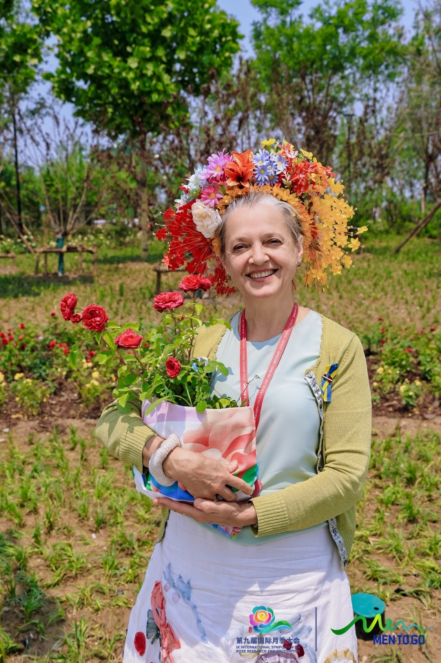“品味东西·繁花之约”外交官文化沙龙在京举办 各国嘉宾共叙“一朵花”的力量_fororder_头戴簪花的拉脱维亚驻华大使夫人