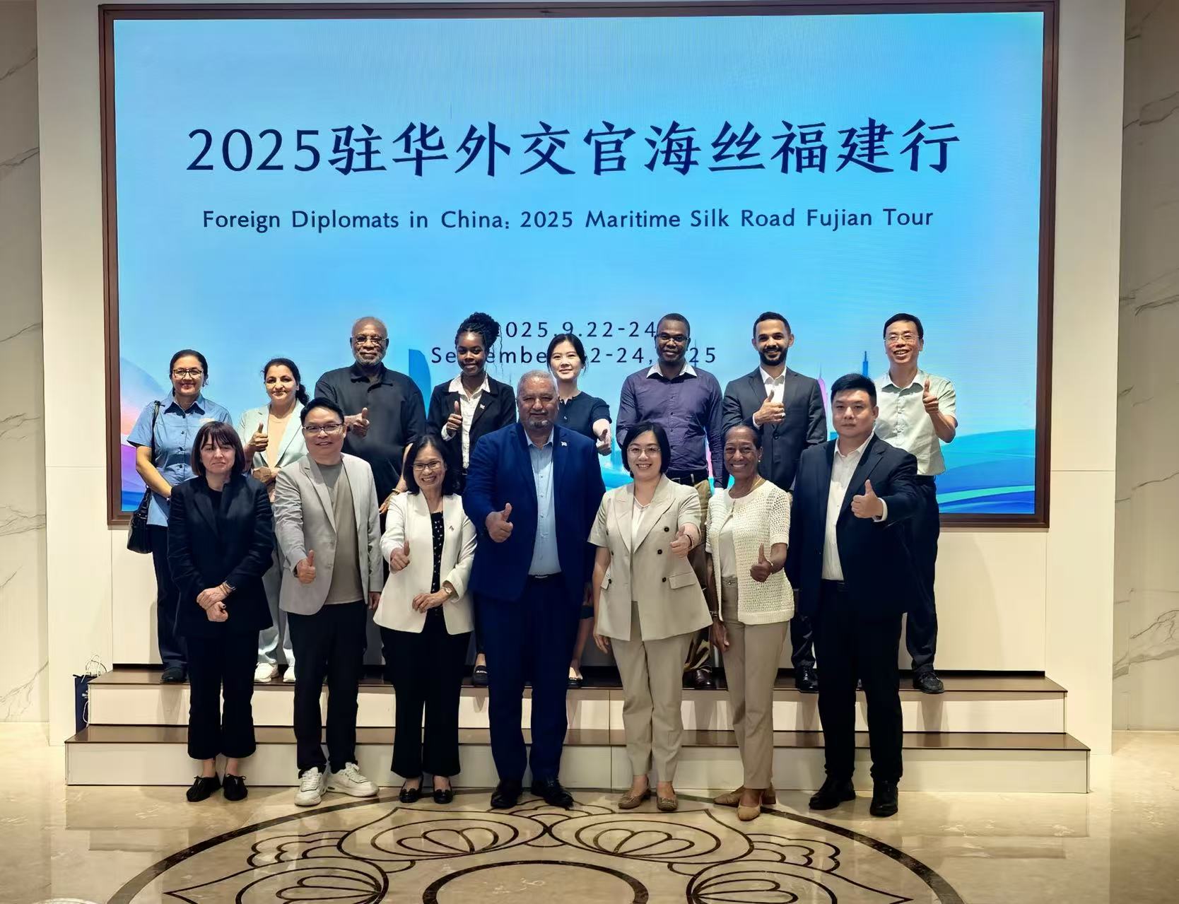 Overwhelming！驻华外交官点赞南安产业发展_fororder_合影-董博佳