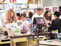 海南三亚：外国游客畅购自贸港