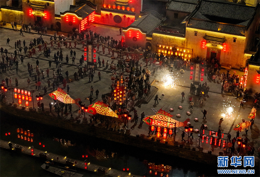 安徽黄山:呈坎古村闹鱼灯 安徽黄山:呈坎古村闹鱼灯