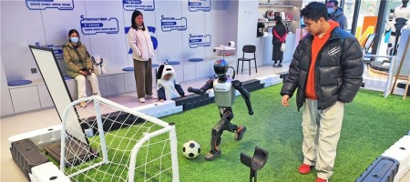 湖北武汉：机器人7S店成为光谷热门打卡地