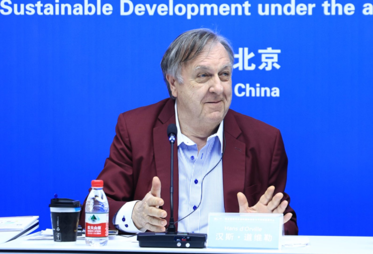 聚焦未来数字新空间 创意中心咨询委员会在京举行 Se concentrer sur l'avenir des nouveaux espaces numériques : tenue de la réunion du comité consultatif de l'ICCSD à Beijing   与会专家和工作人员合影 Photo de groupe des experts et du personnel présents  2025年3月30日，联合国教科文组织国际创意与可持续发展中心（下文简称“创意中心”）咨询委员会会议在北京设计之都大厦召开。咨询委员们和与会嘉宾围绕“创新未来数字新空间，加强可持续发展和文化表达”主题进行了深入讨论，并为创意中心工作计划与国际资源拓展建言献策。 Le 30 mars 2025, le Conseil consultatif du Centre international pour la créativité et le développement durable de l'UNESCO (ci-après dénommé « ICCSD ») s'est réuni au bâtiment World Design Capital à Beijing. Les membres du comité consultatif et les invités présents ont eu des discussions approfondies autour du thème « Innover dans les nouveaux espaces numériques du futur, renforcer le développement durable et l'expression culturelle », et ont proposé des suggestions pour le plan de travail de l'ICCSD et l'expansion des ressources internationales.   会议现场 Site de la réunion  创意中心执行主任肖澜，创意中心咨询委员会主席、华南理工大学荣誉教授汉斯·道维勒主持会议。全球文化网络总裁、华南理工大学与山东工艺美术学院客座教授梅里·马达沙希，英国皇家学会工艺院院士、海南大学客座教授李诚，世界贸易网点联盟亚太区总干事卡洛琳娜·昆塔娜，奥地利林茨电子艺术中心艺术节与展览部总经理维罗妮卡•利布尔，中国社会科学院研究员、中国政策科学研究会文化政策专业委员会主任张晓明，北京师范大学文化创新与传播研究院副院长杨越明教授，中国中小商业企业协会国际专家委员、中国前驻法国领事杨宝珍，对外经济贸易大学马克思主义学院院长助理王宇航教授等来自6个国家的10位咨询委员和专家出席会议。 Xiao Lan, directeur exécutif de l'ICCSD, et Hans d'Orville, président du comité consultatif de l'ICCSD et professeur émérite à l'Université de technologie du Sud de la Chine, ont présidé la réunion. Dix experts et membres du comité consultatif issus de six pays ont assisté à la réunion, parmi lesquels : le Professeur Mehri Madarshahi, présidente de Global Culture Network et professeur invitée à l'Université de technologie du Sud de la Chine et à l'Université d'art et de design du Shandong, le Professeur Richard Leaver, membre de Royal Society of Arts et professeur invité à l'Université de Hainan, Carolina Quintana, directrice générale pour la région Asie-Pacifique de World Trade Point Federation, Veronika Liebl, directrice générale de la division des festivals, des prix et des expositions du centre Ars Electronica de Linz en Autriche, Zhang Xiaoming, chercheur à l'Académie chinoise des sciences sociales et directeur du Comité des politiques culturelles de l'Association chinoise des sciences politiques, le Professeur Yang Yueming, directrice adjointe de l'Institut d'innovation culturelle et de communication de l'Université normale de Beijing, Yang Baozhen, membre expert international de l'Association chinoise des petites et moyennes entreprises commerciales, et ancienne consule générale de Chine en France, et le Professeur Wang Yuhang, adjoint au directeur de l'École du marxisme de l'Université de commerce international et d'économie.   创意中心执行主任肖澜致辞 Discours de Xiao Lan, directeur exécutif de l'ICCSD  肖澜主任在致辞中表示，感谢与会嘉宾对中心主办的第四届创意2030国际论坛的大力支持，专家们的精彩发言为数字时代的文化多样性保护提供了重要启示。本次咨询委员会围绕“创新未来数字空间”主题展开探讨，这一重要命题需要各方协作共同推进，创意中心愿为此搭建交流互鉴的桥梁。同时，肖澜表示，创意中心未来将深化使命定位，期待持续得到专家们的支持与合作。 Dans son discours, Xiao Lan a exprimé sa gratitude envers les invités présents pour leur soutien à la 4e édition de « Forum international de la créativité 2030 » organisé par l'ICCSD, soulignant que les interventions des experts avaient fourni des éclairages importants pour la protection de la diversité culturelle à l'ère numérique. Le comité consultatif a centré ses discussions sur le thème « Innover dans les espaces numériques du futur », un sujet clé nécessitant la collaboration de toutes les parties prenantes. Xiao Lan a affirmé que l'ICCSD était disposé à jouer un rôle de passerelle pour l'échange et l'apprentissage mutuel. Il a précisé que l'ICCSD allait approfondir sa mission et qu'il attendait avec impatience un soutien et une coopération continus de la part des experts.    创意中心咨询委员会主席、华南理工大学荣誉教授汉斯·道维勒发言 Discours de Hans d'Orville, président du comité consultatif de l'ICCSD et professeur émérite à l'Université de technologie du Sud de la Chine   汉斯·道维勒主持会议并作主旨发言。他强调了“未来数字空间”对可持续发展、文化创意及文化表达多样性的重要意义，指出数字技术与文化的融合能够推动产业遗产复兴，促进城市可持续发展，为艺术家、工程师等不同领域人才搭建创新合作平台。他特别提及科幻不仅是娱乐载体，更是激发想象力的文化表达方式，呼应了联合国教科文组织对文化多样性保护的倡导。 Hans d'Orville a présidé la réunion et a prononcé le discours d'ouverture. Il a souligné l'importance des « espaces numériques du futur » pour le développement durable, la créativité culturelle et la diversité de l'expression culturelle, précisant que la fusion des technologies numériques et de la culture pourrait stimuler la renaissance du patrimoine industriel, promouvoir le développement durable des villes et créer une plateforme de collaboration innovante pour les artistes, ingénieurs et autres talents issus de divers domaines. Il a particulièrement évoqué le rôle de la science-fiction, non seulement en tant que moyen de divertissement, mais aussi en tant que forme d'expression culturelle qui stimulait l'imagination, répondant ainsi à l'appel de l'UNESCO pour la protection de la diversité culturelle.   全球文化网络总裁、华南理工大学与山东工艺美术学院客座教授梅里·马达沙希发言 Discours de Mehri Madarshahi, présidente de Global Culture Network et professeur invitée à l'Université de technologie du Sud de la Chine et à l'Université d'art et de design du Shandong  会上，众多专家结合自身专业领域分享了深刻见解。梅里·马达沙希指出，数字空间已成为人类生活的基础环境，数字创新应服务于价值导向。她详细介绍了阐述了数字空间对实现联合国可持续发展目标的关键作用，同时列举了在目标4优质教育、目标8体面就业和经济增长、目标11城市可持续发展、目标13气候行动等多个领域的具体应用案例，强调科技创新需与可持续发展目标紧密结合，同时注重包容性和伦理规范。梅里·马达沙希表示，每次技术进步都须指向更公平、繁荣的世界愿景。 Lors de la réunion, de nombreux experts ont partagé des réflexions approfondies en fonction de leurs domaines d'expertise respectifs. Mehri Madarshahi a souligné que l'espace numérique est devenu un environnement fondamental de la vie humaine et que l'innovation numérique devait être orientée par des valeurs. Elle a présenté en détail le rôle clé de l'espace numérique dans la réalisation des Objectifs de développement durable des Nations Unies. Elle a aussi cité des exemples concrets d'application dans plusieurs domaines, notamment l'objectif 4 sur l'éducation de qualité, l'objectif 8 sur le travail décent et la croissance économique, l'objectif 11 sur les villes et communautés durables et l'objectif 13 sur la lutte contre les changements climatiques. Elle a insisté sur la nécessité de lier étroitement l'innovation technoscientifique aux objectifs de développement durable, tout en mettant l'accent sur l'inclusion et l'éthique. Mehri Madarshahi a souligné que chaque avancée technologique devait servir une vision d'un monde plus équitable et prospère.   奥地利林茨电子艺术中心艺术节与展览部总经理维罗妮卡•利布尔发言 Discours de Veronika Liebl, directrice générale de la division des festivals, des prix et des expositions du centre Ars Electronica de Linz en Autriche  维罗妮卡·利布尔结合奥地利林茨从钢铁之都到联合国教科文组织媒体艺术之都的城市发展转型实践，分享了在数字环境下塑造未来艺术空间的战略路径。她提出，应促进文化组织间的合作，展示多样化的文化表达成果，通过跨领域协作推动社会效益；加强学术界与文化机构的联动合作，推动创新项目发展；重视艺术表达对科技创新的催化作用，鼓励跨学科交流。 Veronika Liebl a partagé l'expérience de la transformation urbaine de Linz, qui est passée d'une ville sidérurgique à une ville des arts numériques désignée par l'UNESCO. Elle a exposé des pistes stratégiques pour façonner l'espace artistique du futur dans un environnement numérique. Elle a proposé de renforcer la coopération entre les organisations culturelles afin de valoriser la diversité des expressions culturelles et d'accroître les bénéfices sociaux grâce à la collaboration interdisciplinaire. Ensuite, elle a suggéré de renforcer les liens entre le monde académique et les institutions culturelles pour favoriser le développement de projets innovants. Enfin, elle a souligné le rôle catalyseur de l'expression artistique dans l'innovation technologique et a encouragé les échanges interdisciplinaires.   著名导演、上海交通大学教授胡雪桦视频发言 Discours en visioconférence de Hu Xuehua, célèbre réalisateur et professeur à l'université Jiao Tong de Shanghai  著名导演、上海交通大学教授胡雪桦通过视频发言。胡雪桦导演从影视创作角度剖析AI时代的技术变革。他指出，未来数字电影将为电影行业格局带来巨大变化。针对教育领域，他强调学生需重视基础认知构建，培养信息甄别与自我管理能力，同时积极拥抱人工智能技术，既要理解科学技术的底层逻辑，更需将其转化为文化创作工具。 Hu Xuehua, célèbre réalisateur et professeur à l'Université Jiao Tong de Shanghai, est intervenu par message vidéo. Il a analysé les transformations technologiques à l'ère de l'intelligence artificielle (IA) sous l'angle de la création cinématographique. Il a souligné que le cinéma numérique du futur entraînerait de profonds bouleversements dans l'industrie cinématographique. Concernant l'éducation, il a insisté sur la nécessité, pour les étudiants, de construire une base cognitive solide, de développer leur capacité à trier l'information et à gérer leur apprentissage de manière autonome. Il a également encouragé une adoption active des technologies de l'IA, tout en insistant sur l'importance de comprendre la logique sous-jacente des sciences et technologies, et de les transformer en outils de création culturelle.   英国皇家学会工艺院院士、海南大学客座教授李诚发言 Discours du Professeur Richard Leaver, membre de Royal Society of Arts et professeur invité à l'Université de Hainan  李诚教授探讨了未来数字空间与物理空间的融合趋势，以及如何运用数字孪生等技术推动可持续发展的路径。他建议北京充分利用文化底蕴深厚、人工智能行业领先和创意产业集积聚等优势，加强文化与科技的协同联动，构建数字化智慧城市，以应对城市发展挑战。同时他强调，在发展生成式人工智能时还应重视保护传统文化，以实现数字创新与传统智慧的共生共荣。 Le professeur Richard Leaver a exploré la tendance à l'intégration entre l'espace numérique du futur et l'espace physique, ainsi que les moyens d'utiliser des technologies comme le jumeau numérique pour favoriser le développement durable. Il a suggéré que Beijing exploitait pleinement ses atouts, notamment son riche patrimoine culturel, sa position de leader dans l'industrie de l'IA, ainsi que son écosystème dynamique dans l'industrie créative. Il a également préconisé un renforcement de la synergie entre culture et technologie pour construire une ville intelligente et numérique capable de relever les défis du développement urbain. De plus, il a souligné l'importance de préserver les cultures traditionnelles dans le développement de l'IA générative, afin de garantir une cohabitation harmonieuse entre l'innovation numérique et la sagesse traditionnelle.   北京师范大学文化创新与传播研究院副院长杨越明教授发言 Discours du Professeur Yang Yueming, directrice adjointe de l'Institut d'innovation culturelle et de communication de l'Université normale de Beijing  杨越明教授结合开展2005年《保护和促进文化多样性公约》相关项目经验，深入分析了可持续发展框架下文化发展的挑战：一是需要明确化文化对社会经济的贡献；二是厘清“文化多样性”与“文化表达多样性”的区别，前者强调保护多元存在，后者侧重技术赋能下的创新呈现方式。她强调了创意中心在此领域的目标和使命，希望能够促进提升数字时代文化价值认知，同时普及数字工具，搭建技术专家与艺术家的协作平台。 Se basant sur son expérience dans la mise en œuvre de projets liés à la Convention sur la protection et la promotion de la diversité des expressions culturelles de 2005, le Professeur Yang Yueming a analysé les défis du développement culturel dans le cadre du développement durable. Premièrement, elle a souligné la nécessité de clarifier la contribution de la culture au développement socio-économique. Deuxièmement, elle a distingué les notions de « diversité culturelle » et de « diversité des expressions culturelles » : la première met l'accent sur la préservation de la pluralité des cultures, tandis que la seconde se concentre sur l'innovation dans la présentation des expressions culturelles grâce aux technologies. Elle a mis l'accent sur les objectifs et la mission de l'ICCSD, qui vise à améliorer la reconnaissance de la valeur culturelle à l'ère numérique, et a exprimé l'espoir de voir se multiplier les plateformes collaboratives entre experts techniques et artistes, favorisant ainsi la démocratisation des outils numériques.   世界贸易网点联盟亚太区总干事卡洛琳娜·昆塔娜发言 Discours de Carolina Quintana, directrice générale pour la région Asie-Pacifique de World Trade Point Federation  卡洛琳娜·昆塔娜分享了国际组织视角下文化创意产业的发展情况。她高度评价中国在文化科技融合领域的实践，认为创意中心发起的创意2030国际论坛、数字环境下保护与促进文化多样性案例征集等活动能够对其他国家，尤其是拉丁美洲、非洲国家起到前沿借鉴作用。同时强调各国在技术水平和文化交流方面仍存在差距，她呼吁加强国际合作与经验分享，将中国数字文化发展模式纳入全球治理框架，促进全球文化创意产业的平衡发展。 Carolina Quintana a partagé son analyse sur le développement des industries culturelles et créatives du point de vue des organisations internationales. Elle a salué les pratiques de la Chine en matière d'intégration entre culture et technologie, estimant que des initiatives de l'ICCSD, telles que le Forum international Créativité 2030 et l'appel à projets sur la protection et la promotion de la diversité culturelle dans l'environnement numérique, pouvaient servir de référence pour d'autres pays, en particulier ceux d'Amérique latine et d'Afrique. En outre, elle a souligné les disparités persistantes entre les pays en matière de développement technologique et d'échanges culturels, appelant à un renforcement de la coopération internationale et du partage d'expériences. Elle a plaidé pour que le modèle chinois de développement de la culture numérique dans le cadre de la gouvernance mondiale afin de favoriser un développement équilibré des industries culturelles et créatives à l'échelle mondiale.   中国社会科学院研究员、中国政策科学研究会文化政策专业委员会主任张晓明发言 Discours de Zhang Xiaoming, chercheur à l'Académie chinoise des sciences sociales et directeur du Comité des politiques culturelles de l'Association chinoise des sciences politiques  张晓明研究员结合自身经历，讲述了首钢园的变迁，并从理论研究角度阐述了数字技术对文化数字化的深刻影响。他指出，未来数字空间将带来全新生活方式，应积极重视文化资源数字化的重要性，同时以云南多元文化生态和网络文学创作生态为例，揭示数字技术如何赋能全民文化生产。 Se basant sur sa propre expérience, le chercheur Zhang Xiaoming a relaté la transformation du parc Shougang et a expliqué, d'un point de vue théorique, l'impact profond des technologies numériques sur la numérisation de la culture. Il a souligné que l'espace numérique du futur engendrerait de nouveaux modes de vie et qu'il était crucial d'accorder une attention particulière à la numérisation des ressources culturelles. Il a illustré son propos à travers l'exemple de l'écosystème culturel diversifié du Yunnan et de la création littéraire en ligne, montrant comment les technologies numériques permettent à chacun de contribuer à la production culturelle.   中国中小商业企业协会国际专家委员、中国前驻法国领事杨宝珍发言 Discours de Yang Baozhen, membre expert international de l'Association chinoise des petites et moyennes entreprises commerciales, et ancienne consule générale de Chine en France   杨宝珍聚焦女性在数字时代的发展，介绍了数字技术在促进女性就业、教育、参与社会治理等方面的积极作用，并对未来数字空间建设提出了加强数字基础设施建设、文化资源数字化、培育“文化+科技”新业态、深化国际协作、完善数字治理机制等建议。 Yang Baozhen s'est concentrée sur le rôle des femmes à l'ère numérique, mettant en lumière l'impact positif des technologies numériques sur la promotion de l'emploi féminin, l'éducation féminine et leur participation à la gouvernance sociale. Elle a également formulé plusieurs recommandations pour la construction des futurs espaces numériques, notamment le renforcement des infrastructures numériques, la numérisation des ressources culturelles, le développement de nouveaux modèles commerciaux alliant culture et technologie, l'approfondissement de la coopération internationale et l'amélioration des mécanismes de gouvernance numérique.    对外经济贸易大学马克思主义学院院长助理王宇航教授发言 Discours du Professeur Wang Yuhang, adjoint au directeur de l'École du marxisme de l'Université de commerce international et d'économie   王宇航教授结合国际经贸与青年教育相关经验指出，传统课堂需从知识灌输转向价值创造，通过人文关怀激活学生情感认知，培养人工智能无法替代的创意内核。他建议高校联动城市资源打造经贸与人文融合的实践平台，并借助虚拟技术构建全球青年可持续发展交流网络，使学生在跨文化体验中理解创意与商业的共生逻辑。 Le Professeur Wang Yuhang, s'appuyant sur son expérience en commerce international et en éducation des jeunes, a souligné que l'enseignement traditionnel devait évoluer, passant d'une approche basée sur la transmission du savoir à une approche axée sur la création de valeur. Il a insisté sur l'importance de l'empathie humaine pour éveiller la perception émotionnelle des étudiants et développer une créativité essentielle, que l'intelligence artificielle ne pouvait remplacer. Il a suggéré que les universités collaboraient avec les ressources urbaines pour créer des plateformes pratiques intégrant commerce et culture. Il a aussi proposé d'utiliser la technologie virtuelle pour établir un réseau mondial d'échanges entre les jeunes sur le développement durable, afin de leur permettre de comprendre, à travers des expériences interculturelles, la relation symbiotique entre créativité et commerce.  此次咨询委员会会议为数字科技与文化创意的融合发展提供了广阔的交流平台，与会专家从不同角度，探索了构建未来数字新空间的实践路径。专家们的深入探讨为创意中心未来工作指明了方向，也为保护与促进文化多样性、全球可持续发展贡献了智慧与力量。创意中心下一步将与奥地利林茨电子艺术中心、世界贸易网点联盟加深合作。 Cette réunion du comité consultatif a offert une large plateforme d'échanges sur l'intégration de la technologie numérique et de la créativité culturelle. Les experts présents ont exploré, sous différents angles, les moyens pratiques de construire les nouveaux espaces numériques du futur. Leurs discussions approfondies ont non seulement orienté les actions futures de l'ICCSD, mais ont aussi contribué à la préservation et à la promotion de la diversité culturelle ainsi qu'au développement durable à l'échelle mondiale. Lors de la prochaine étape, l'ICCSD approfondira sa collaboration avec le centre Ars Electronica de Linz en Autriche, ainsi qu'avec World Trade Point Federation._fororder_4