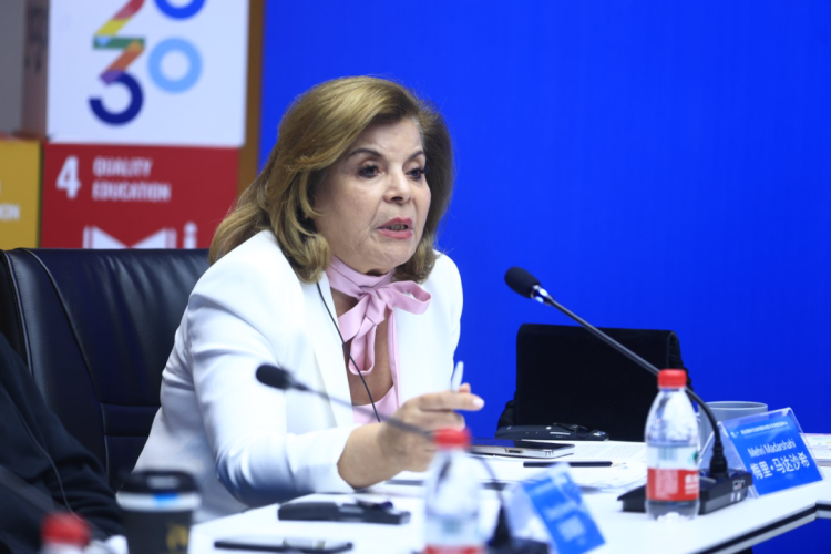 聚焦未来数字新空间 创意中心咨询委员会在京举行 Se concentrer sur l'avenir des nouveaux espaces numériques : tenue de la réunion du comité consultatif de l'ICCSD à Beijing   与会专家和工作人员合影 Photo de groupe des experts et du personnel présents  2025年3月30日，联合国教科文组织国际创意与可持续发展中心（下文简称“创意中心”）咨询委员会会议在北京设计之都大厦召开。咨询委员们和与会嘉宾围绕“创新未来数字新空间，加强可持续发展和文化表达”主题进行了深入讨论，并为创意中心工作计划与国际资源拓展建言献策。 Le 30 mars 2025, le Conseil consultatif du Centre international pour la créativité et le développement durable de l'UNESCO (ci-après dénommé « ICCSD ») s'est réuni au bâtiment World Design Capital à Beijing. Les membres du comité consultatif et les invités présents ont eu des discussions approfondies autour du thème « Innover dans les nouveaux espaces numériques du futur, renforcer le développement durable et l'expression culturelle », et ont proposé des suggestions pour le plan de travail de l'ICCSD et l'expansion des ressources internationales.   会议现场 Site de la réunion  创意中心执行主任肖澜，创意中心咨询委员会主席、华南理工大学荣誉教授汉斯·道维勒主持会议。全球文化网络总裁、华南理工大学与山东工艺美术学院客座教授梅里·马达沙希，英国皇家学会工艺院院士、海南大学客座教授李诚，世界贸易网点联盟亚太区总干事卡洛琳娜·昆塔娜，奥地利林茨电子艺术中心艺术节与展览部总经理维罗妮卡•利布尔，中国社会科学院研究员、中国政策科学研究会文化政策专业委员会主任张晓明，北京师范大学文化创新与传播研究院副院长杨越明教授，中国中小商业企业协会国际专家委员、中国前驻法国领事杨宝珍，对外经济贸易大学马克思主义学院院长助理王宇航教授等来自6个国家的10位咨询委员和专家出席会议。 Xiao Lan, directeur exécutif de l'ICCSD, et Hans d'Orville, président du comité consultatif de l'ICCSD et professeur émérite à l'Université de technologie du Sud de la Chine, ont présidé la réunion. Dix experts et membres du comité consultatif issus de six pays ont assisté à la réunion, parmi lesquels : le Professeur Mehri Madarshahi, présidente de Global Culture Network et professeur invitée à l'Université de technologie du Sud de la Chine et à l'Université d'art et de design du Shandong, le Professeur Richard Leaver, membre de Royal Society of Arts et professeur invité à l'Université de Hainan, Carolina Quintana, directrice générale pour la région Asie-Pacifique de World Trade Point Federation, Veronika Liebl, directrice générale de la division des festivals, des prix et des expositions du centre Ars Electronica de Linz en Autriche, Zhang Xiaoming, chercheur à l'Académie chinoise des sciences sociales et directeur du Comité des politiques culturelles de l'Association chinoise des sciences politiques, le Professeur Yang Yueming, directrice adjointe de l'Institut d'innovation culturelle et de communication de l'Université normale de Beijing, Yang Baozhen, membre expert international de l'Association chinoise des petites et moyennes entreprises commerciales, et ancienne consule générale de Chine en France, et le Professeur Wang Yuhang, adjoint au directeur de l'École du marxisme de l'Université de commerce international et d'économie.   创意中心执行主任肖澜致辞 Discours de Xiao Lan, directeur exécutif de l'ICCSD  肖澜主任在致辞中表示，感谢与会嘉宾对中心主办的第四届创意2030国际论坛的大力支持，专家们的精彩发言为数字时代的文化多样性保护提供了重要启示。本次咨询委员会围绕“创新未来数字空间”主题展开探讨，这一重要命题需要各方协作共同推进，创意中心愿为此搭建交流互鉴的桥梁。同时，肖澜表示，创意中心未来将深化使命定位，期待持续得到专家们的支持与合作。 Dans son discours, Xiao Lan a exprimé sa gratitude envers les invités présents pour leur soutien à la 4e édition de « Forum international de la créativité 2030 » organisé par l'ICCSD, soulignant que les interventions des experts avaient fourni des éclairages importants pour la protection de la diversité culturelle à l'ère numérique. Le comité consultatif a centré ses discussions sur le thème « Innover dans les espaces numériques du futur », un sujet clé nécessitant la collaboration de toutes les parties prenantes. Xiao Lan a affirmé que l'ICCSD était disposé à jouer un rôle de passerelle pour l'échange et l'apprentissage mutuel. Il a précisé que l'ICCSD allait approfondir sa mission et qu'il attendait avec impatience un soutien et une coopération continus de la part des experts.    创意中心咨询委员会主席、华南理工大学荣誉教授汉斯·道维勒发言 Discours de Hans d'Orville, président du comité consultatif de l'ICCSD et professeur émérite à l'Université de technologie du Sud de la Chine   汉斯·道维勒主持会议并作主旨发言。他强调了“未来数字空间”对可持续发展、文化创意及文化表达多样性的重要意义，指出数字技术与文化的融合能够推动产业遗产复兴，促进城市可持续发展，为艺术家、工程师等不同领域人才搭建创新合作平台。他特别提及科幻不仅是娱乐载体，更是激发想象力的文化表达方式，呼应了联合国教科文组织对文化多样性保护的倡导。 Hans d'Orville a présidé la réunion et a prononcé le discours d'ouverture. Il a souligné l'importance des « espaces numériques du futur » pour le développement durable, la créativité culturelle et la diversité de l'expression culturelle, précisant que la fusion des technologies numériques et de la culture pourrait stimuler la renaissance du patrimoine industriel, promouvoir le développement durable des villes et créer une plateforme de collaboration innovante pour les artistes, ingénieurs et autres talents issus de divers domaines. Il a particulièrement évoqué le rôle de la science-fiction, non seulement en tant que moyen de divertissement, mais aussi en tant que forme d'expression culturelle qui stimulait l'imagination, répondant ainsi à l'appel de l'UNESCO pour la protection de la diversité culturelle.   全球文化网络总裁、华南理工大学与山东工艺美术学院客座教授梅里·马达沙希发言 Discours de Mehri Madarshahi, présidente de Global Culture Network et professeur invitée à l'Université de technologie du Sud de la Chine et à l'Université d'art et de design du Shandong  会上，众多专家结合自身专业领域分享了深刻见解。梅里·马达沙希指出，数字空间已成为人类生活的基础环境，数字创新应服务于价值导向。她详细介绍了阐述了数字空间对实现联合国可持续发展目标的关键作用，同时列举了在目标4优质教育、目标8体面就业和经济增长、目标11城市可持续发展、目标13气候行动等多个领域的具体应用案例，强调科技创新需与可持续发展目标紧密结合，同时注重包容性和伦理规范。梅里·马达沙希表示，每次技术进步都须指向更公平、繁荣的世界愿景。 Lors de la réunion, de nombreux experts ont partagé des réflexions approfondies en fonction de leurs domaines d'expertise respectifs. Mehri Madarshahi a souligné que l'espace numérique est devenu un environnement fondamental de la vie humaine et que l'innovation numérique devait être orientée par des valeurs. Elle a présenté en détail le rôle clé de l'espace numérique dans la réalisation des Objectifs de développement durable des Nations Unies. Elle a aussi cité des exemples concrets d'application dans plusieurs domaines, notamment l'objectif 4 sur l'éducation de qualité, l'objectif 8 sur le travail décent et la croissance économique, l'objectif 11 sur les villes et communautés durables et l'objectif 13 sur la lutte contre les changements climatiques. Elle a insisté sur la nécessité de lier étroitement l'innovation technoscientifique aux objectifs de développement durable, tout en mettant l'accent sur l'inclusion et l'éthique. Mehri Madarshahi a souligné que chaque avancée technologique devait servir une vision d'un monde plus équitable et prospère.   奥地利林茨电子艺术中心艺术节与展览部总经理维罗妮卡•利布尔发言 Discours de Veronika Liebl, directrice générale de la division des festivals, des prix et des expositions du centre Ars Electronica de Linz en Autriche  维罗妮卡·利布尔结合奥地利林茨从钢铁之都到联合国教科文组织媒体艺术之都的城市发展转型实践，分享了在数字环境下塑造未来艺术空间的战略路径。她提出，应促进文化组织间的合作，展示多样化的文化表达成果，通过跨领域协作推动社会效益；加强学术界与文化机构的联动合作，推动创新项目发展；重视艺术表达对科技创新的催化作用，鼓励跨学科交流。 Veronika Liebl a partagé l'expérience de la transformation urbaine de Linz, qui est passée d'une ville sidérurgique à une ville des arts numériques désignée par l'UNESCO. Elle a exposé des pistes stratégiques pour façonner l'espace artistique du futur dans un environnement numérique. Elle a proposé de renforcer la coopération entre les organisations culturelles afin de valoriser la diversité des expressions culturelles et d'accroître les bénéfices sociaux grâce à la collaboration interdisciplinaire. Ensuite, elle a suggéré de renforcer les liens entre le monde académique et les institutions culturelles pour favoriser le développement de projets innovants. Enfin, elle a souligné le rôle catalyseur de l'expression artistique dans l'innovation technologique et a encouragé les échanges interdisciplinaires.   著名导演、上海交通大学教授胡雪桦视频发言 Discours en visioconférence de Hu Xuehua, célèbre réalisateur et professeur à l'université Jiao Tong de Shanghai  著名导演、上海交通大学教授胡雪桦通过视频发言。胡雪桦导演从影视创作角度剖析AI时代的技术变革。他指出，未来数字电影将为电影行业格局带来巨大变化。针对教育领域，他强调学生需重视基础认知构建，培养信息甄别与自我管理能力，同时积极拥抱人工智能技术，既要理解科学技术的底层逻辑，更需将其转化为文化创作工具。 Hu Xuehua, célèbre réalisateur et professeur à l'Université Jiao Tong de Shanghai, est intervenu par message vidéo. Il a analysé les transformations technologiques à l'ère de l'intelligence artificielle (IA) sous l'angle de la création cinématographique. Il a souligné que le cinéma numérique du futur entraînerait de profonds bouleversements dans l'industrie cinématographique. Concernant l'éducation, il a insisté sur la nécessité, pour les étudiants, de construire une base cognitive solide, de développer leur capacité à trier l'information et à gérer leur apprentissage de manière autonome. Il a également encouragé une adoption active des technologies de l'IA, tout en insistant sur l'importance de comprendre la logique sous-jacente des sciences et technologies, et de les transformer en outils de création culturelle.   英国皇家学会工艺院院士、海南大学客座教授李诚发言 Discours du Professeur Richard Leaver, membre de Royal Society of Arts et professeur invité à l'Université de Hainan  李诚教授探讨了未来数字空间与物理空间的融合趋势，以及如何运用数字孪生等技术推动可持续发展的路径。他建议北京充分利用文化底蕴深厚、人工智能行业领先和创意产业集积聚等优势，加强文化与科技的协同联动，构建数字化智慧城市，以应对城市发展挑战。同时他强调，在发展生成式人工智能时还应重视保护传统文化，以实现数字创新与传统智慧的共生共荣。 Le professeur Richard Leaver a exploré la tendance à l'intégration entre l'espace numérique du futur et l'espace physique, ainsi que les moyens d'utiliser des technologies comme le jumeau numérique pour favoriser le développement durable. Il a suggéré que Beijing exploitait pleinement ses atouts, notamment son riche patrimoine culturel, sa position de leader dans l'industrie de l'IA, ainsi que son écosystème dynamique dans l'industrie créative. Il a également préconisé un renforcement de la synergie entre culture et technologie pour construire une ville intelligente et numérique capable de relever les défis du développement urbain. De plus, il a souligné l'importance de préserver les cultures traditionnelles dans le développement de l'IA générative, afin de garantir une cohabitation harmonieuse entre l'innovation numérique et la sagesse traditionnelle.   北京师范大学文化创新与传播研究院副院长杨越明教授发言 Discours du Professeur Yang Yueming, directrice adjointe de l'Institut d'innovation culturelle et de communication de l'Université normale de Beijing  杨越明教授结合开展2005年《保护和促进文化多样性公约》相关项目经验，深入分析了可持续发展框架下文化发展的挑战：一是需要明确化文化对社会经济的贡献；二是厘清“文化多样性”与“文化表达多样性”的区别，前者强调保护多元存在，后者侧重技术赋能下的创新呈现方式。她强调了创意中心在此领域的目标和使命，希望能够促进提升数字时代文化价值认知，同时普及数字工具，搭建技术专家与艺术家的协作平台。 Se basant sur son expérience dans la mise en œuvre de projets liés à la Convention sur la protection et la promotion de la diversité des expressions culturelles de 2005, le Professeur Yang Yueming a analysé les défis du développement culturel dans le cadre du développement durable. Premièrement, elle a souligné la nécessité de clarifier la contribution de la culture au développement socio-économique. Deuxièmement, elle a distingué les notions de « diversité culturelle » et de « diversité des expressions culturelles » : la première met l'accent sur la préservation de la pluralité des cultures, tandis que la seconde se concentre sur l'innovation dans la présentation des expressions culturelles grâce aux technologies. Elle a mis l'accent sur les objectifs et la mission de l'ICCSD, qui vise à améliorer la reconnaissance de la valeur culturelle à l'ère numérique, et a exprimé l'espoir de voir se multiplier les plateformes collaboratives entre experts techniques et artistes, favorisant ainsi la démocratisation des outils numériques.   世界贸易网点联盟亚太区总干事卡洛琳娜·昆塔娜发言 Discours de Carolina Quintana, directrice générale pour la région Asie-Pacifique de World Trade Point Federation  卡洛琳娜·昆塔娜分享了国际组织视角下文化创意产业的发展情况。她高度评价中国在文化科技融合领域的实践，认为创意中心发起的创意2030国际论坛、数字环境下保护与促进文化多样性案例征集等活动能够对其他国家，尤其是拉丁美洲、非洲国家起到前沿借鉴作用。同时强调各国在技术水平和文化交流方面仍存在差距，她呼吁加强国际合作与经验分享，将中国数字文化发展模式纳入全球治理框架，促进全球文化创意产业的平衡发展。 Carolina Quintana a partagé son analyse sur le développement des industries culturelles et créatives du point de vue des organisations internationales. Elle a salué les pratiques de la Chine en matière d'intégration entre culture et technologie, estimant que des initiatives de l'ICCSD, telles que le Forum international Créativité 2030 et l'appel à projets sur la protection et la promotion de la diversité culturelle dans l'environnement numérique, pouvaient servir de référence pour d'autres pays, en particulier ceux d'Amérique latine et d'Afrique. En outre, elle a souligné les disparités persistantes entre les pays en matière de développement technologique et d'échanges culturels, appelant à un renforcement de la coopération internationale et du partage d'expériences. Elle a plaidé pour que le modèle chinois de développement de la culture numérique dans le cadre de la gouvernance mondiale afin de favoriser un développement équilibré des industries culturelles et créatives à l'échelle mondiale.   中国社会科学院研究员、中国政策科学研究会文化政策专业委员会主任张晓明发言 Discours de Zhang Xiaoming, chercheur à l'Académie chinoise des sciences sociales et directeur du Comité des politiques culturelles de l'Association chinoise des sciences politiques  张晓明研究员结合自身经历，讲述了首钢园的变迁，并从理论研究角度阐述了数字技术对文化数字化的深刻影响。他指出，未来数字空间将带来全新生活方式，应积极重视文化资源数字化的重要性，同时以云南多元文化生态和网络文学创作生态为例，揭示数字技术如何赋能全民文化生产。 Se basant sur sa propre expérience, le chercheur Zhang Xiaoming a relaté la transformation du parc Shougang et a expliqué, d'un point de vue théorique, l'impact profond des technologies numériques sur la numérisation de la culture. Il a souligné que l'espace numérique du futur engendrerait de nouveaux modes de vie et qu'il était crucial d'accorder une attention particulière à la numérisation des ressources culturelles. Il a illustré son propos à travers l'exemple de l'écosystème culturel diversifié du Yunnan et de la création littéraire en ligne, montrant comment les technologies numériques permettent à chacun de contribuer à la production culturelle.   中国中小商业企业协会国际专家委员、中国前驻法国领事杨宝珍发言 Discours de Yang Baozhen, membre expert international de l'Association chinoise des petites et moyennes entreprises commerciales, et ancienne consule générale de Chine en France   杨宝珍聚焦女性在数字时代的发展，介绍了数字技术在促进女性就业、教育、参与社会治理等方面的积极作用，并对未来数字空间建设提出了加强数字基础设施建设、文化资源数字化、培育“文化+科技”新业态、深化国际协作、完善数字治理机制等建议。 Yang Baozhen s'est concentrée sur le rôle des femmes à l'ère numérique, mettant en lumière l'impact positif des technologies numériques sur la promotion de l'emploi féminin, l'éducation féminine et leur participation à la gouvernance sociale. Elle a également formulé plusieurs recommandations pour la construction des futurs espaces numériques, notamment le renforcement des infrastructures numériques, la numérisation des ressources culturelles, le développement de nouveaux modèles commerciaux alliant culture et technologie, l'approfondissement de la coopération internationale et l'amélioration des mécanismes de gouvernance numérique.    对外经济贸易大学马克思主义学院院长助理王宇航教授发言 Discours du Professeur Wang Yuhang, adjoint au directeur de l'École du marxisme de l'Université de commerce international et d'économie   王宇航教授结合国际经贸与青年教育相关经验指出，传统课堂需从知识灌输转向价值创造，通过人文关怀激活学生情感认知，培养人工智能无法替代的创意内核。他建议高校联动城市资源打造经贸与人文融合的实践平台，并借助虚拟技术构建全球青年可持续发展交流网络，使学生在跨文化体验中理解创意与商业的共生逻辑。 Le Professeur Wang Yuhang, s'appuyant sur son expérience en commerce international et en éducation des jeunes, a souligné que l'enseignement traditionnel devait évoluer, passant d'une approche basée sur la transmission du savoir à une approche axée sur la création de valeur. Il a insisté sur l'importance de l'empathie humaine pour éveiller la perception émotionnelle des étudiants et développer une créativité essentielle, que l'intelligence artificielle ne pouvait remplacer. Il a suggéré que les universités collaboraient avec les ressources urbaines pour créer des plateformes pratiques intégrant commerce et culture. Il a aussi proposé d'utiliser la technologie virtuelle pour établir un réseau mondial d'échanges entre les jeunes sur le développement durable, afin de leur permettre de comprendre, à travers des expériences interculturelles, la relation symbiotique entre créativité et commerce.  此次咨询委员会会议为数字科技与文化创意的融合发展提供了广阔的交流平台，与会专家从不同角度，探索了构建未来数字新空间的实践路径。专家们的深入探讨为创意中心未来工作指明了方向，也为保护与促进文化多样性、全球可持续发展贡献了智慧与力量。创意中心下一步将与奥地利林茨电子艺术中心、世界贸易网点联盟加深合作。 Cette réunion du comité consultatif a offert une large plateforme d'échanges sur l'intégration de la technologie numérique et de la créativité culturelle. Les experts présents ont exploré, sous différents angles, les moyens pratiques de construire les nouveaux espaces numériques du futur. Leurs discussions approfondies ont non seulement orienté les actions futures de l'ICCSD, mais ont aussi contribué à la préservation et à la promotion de la diversité culturelle ainsi qu'au développement durable à l'échelle mondiale. Lors de la prochaine étape, l'ICCSD approfondira sa collaboration avec le centre Ars Electronica de Linz en Autriche, ainsi qu'avec World Trade Point Federation._fororder_5